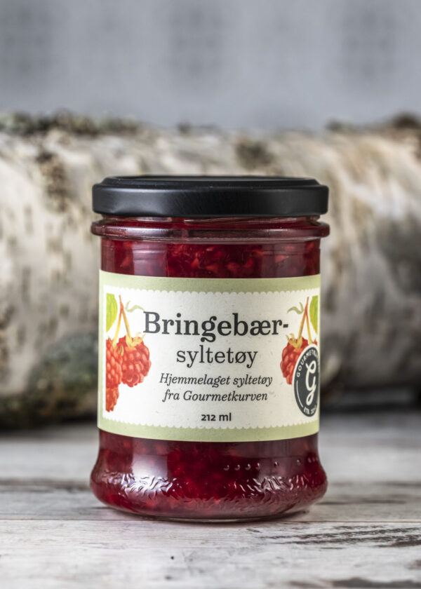 bringebarsyltetoy-kokt på bær fra stange